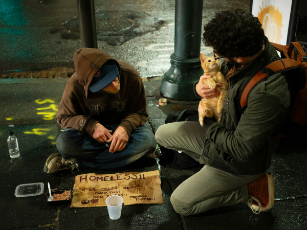 Sem-abrigo a conviver com um homem e o seu gato